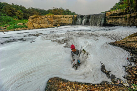 World Press Photo 2024 "Pollution in the Cileungsi River" - @Arie Basuki