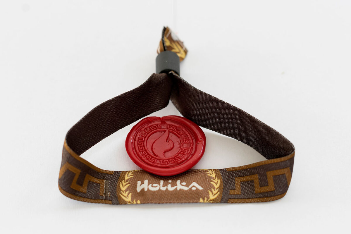 Pulsera Holika 2024 y sello de lacre con logo del festival
